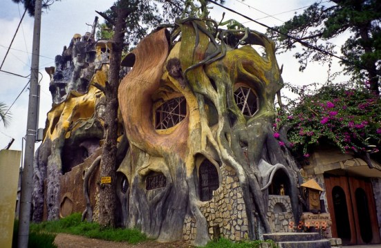 20100917-weirdhouse1