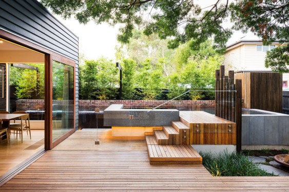 fabulous-naroon-modern-backyard-project-wooden-backyard-deck-modern-glass-fence-design-modern-deck-ideas-outdoor-stunning-modern-deck-ideas