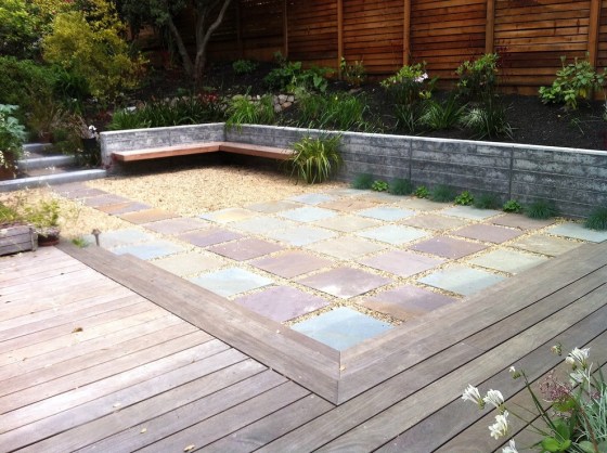 Stunning-Gravel-decorating-ideas-for-Comely-Patio-Contemporary-design-ideas-with-built-in-bench-concrete-wall-deck-floating-pavers-gravel-hillside-Patio-pavers